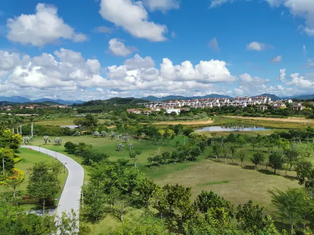 Lingshui Perfume Bay, a paradise for surfers