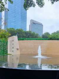 靜安公園：園外是熱鬧的都市商圈，園內則是靜謐的綠色天地