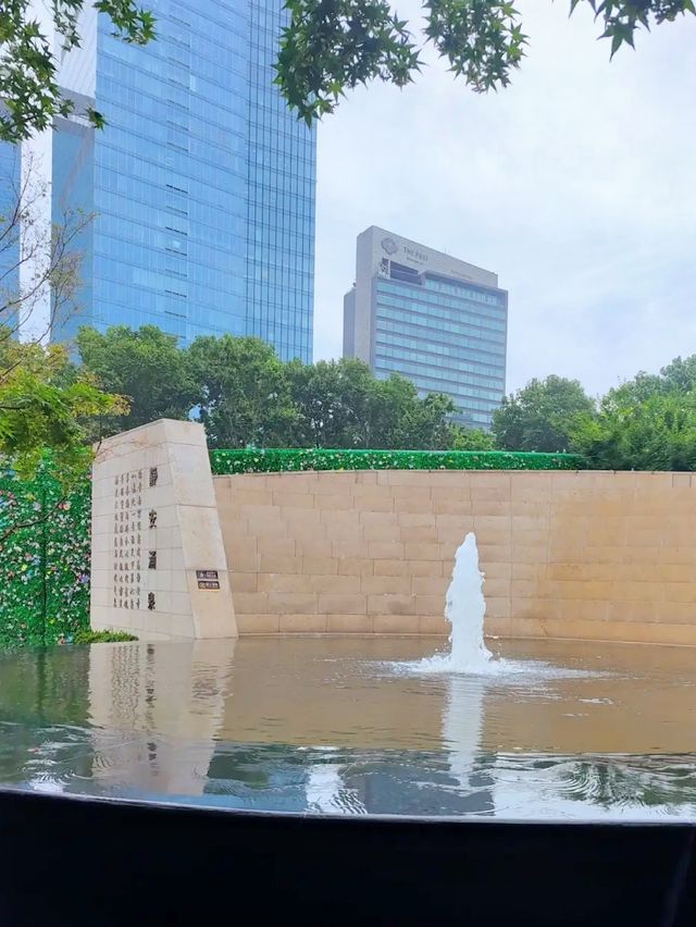 靜安公園：園外是熱鬧的都市商圈，園內則是靜謐的綠色天地