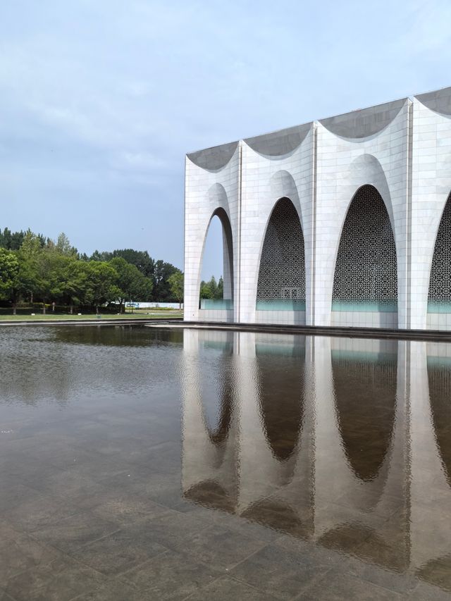 香河天下第一城，位於京城以東，廊坊北三縣的香河，地處京、津、冀交界處