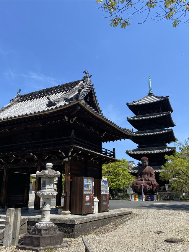 有自動扶梯的八事興正寺