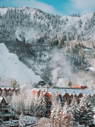 🏔️ Aspen's Luxe Sleeps: St. Regis Resort Highlights 🌟