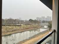 平湖萬怡酒店本身就是一個景點，充分體現傳統文化古色古韻的建築