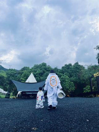 離城半日，帶娃去月球