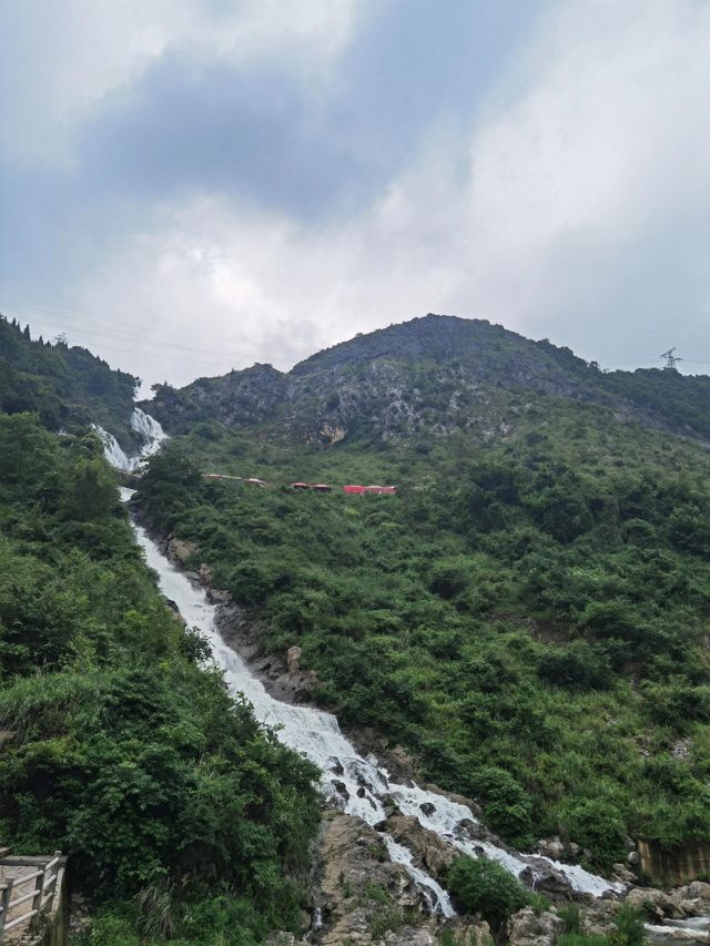 探秘六盤水！滴水岩瀑布與民俗的奇幻邂逅