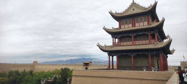 嘉峪關位於河西走廊西段，亦是萬里長城最西端，號稱天下第一關。整座嘉峪關關城氣勢雄偉，南北兩側坐擁祁連。