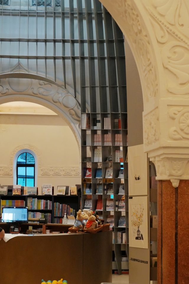 教堂改建的咖啡書店有點酷。