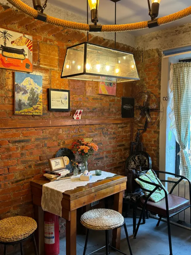 Harbin | A coffee shop with a full artistic vibe.