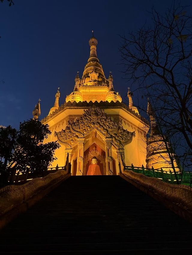 勐底大金塔之夜：金色夢境中的心靈之旅