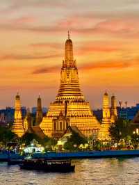 Bangkok’s Wat Arun at Sunset: A Golden Symphony on the Chao Phraya River