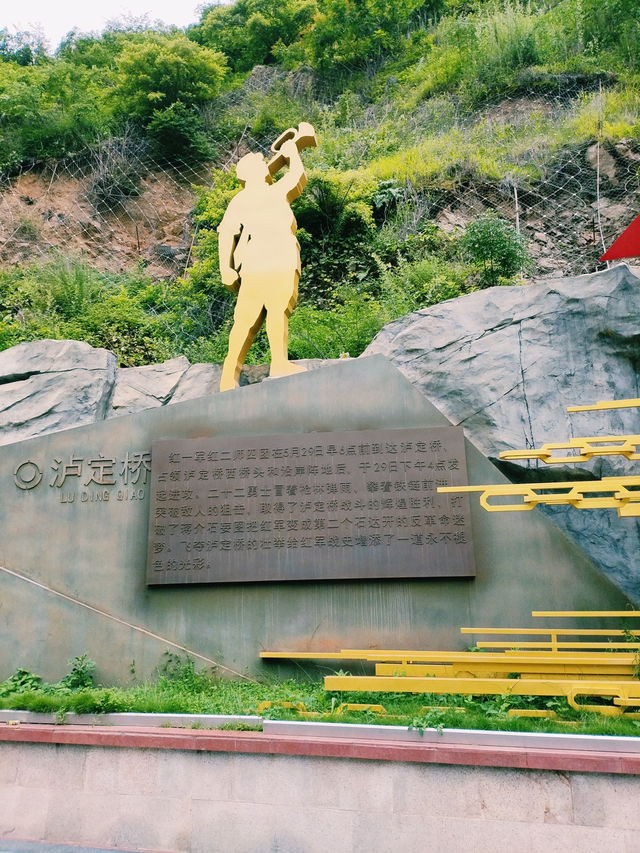 四川省甘孜藏族自治州著名景點：蘆定橋。適合拍照打卡、休閒娛樂度假！