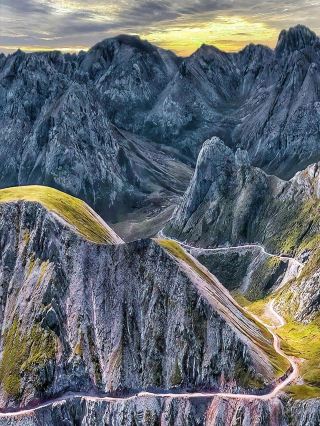 Walk the roughest roads, see the most stunning views｜The Rock Road