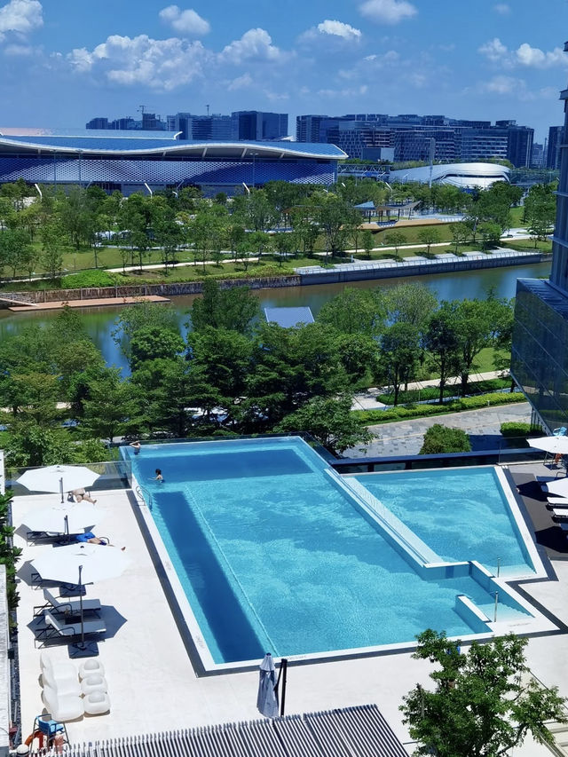 都會浮光之上，靜賞繁華不語｜深圳會展中心皇冠假日酒店