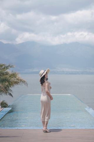 Facing Erhai Lake, spring blossoms and warmth abound