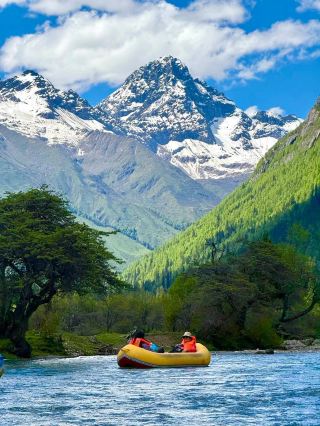 Drifting under the snow-capped mountains of Mount Siguniang is so healing!