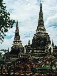**【アユタヤ遺跡巡り：タイ王朝の栄華を辿る一日旅】**  