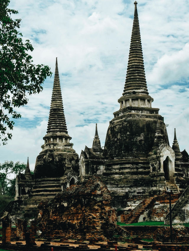 **【アユタヤ遺跡巡り：タイ王朝の栄華を辿る一日旅】**  