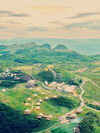 タイトル：中国・湖南省の秘境「徳夯（デカン）苗族の村」完全ガイド！絶景と文化が詰まった旅