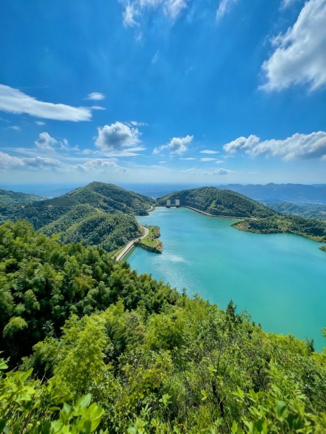 黑麋峰石塔古今碰撞 黑麋峰石塔古今碰撞