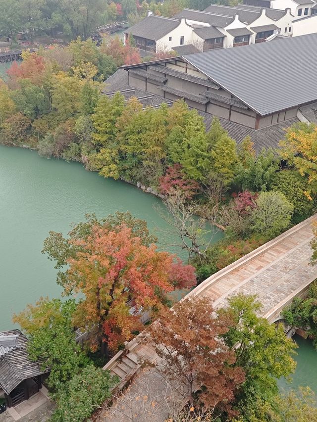 古鎮晨寐，塔上獨醒！