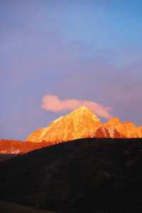 日照金山，雪山彩林，我在川西的油畫世界拍大片！