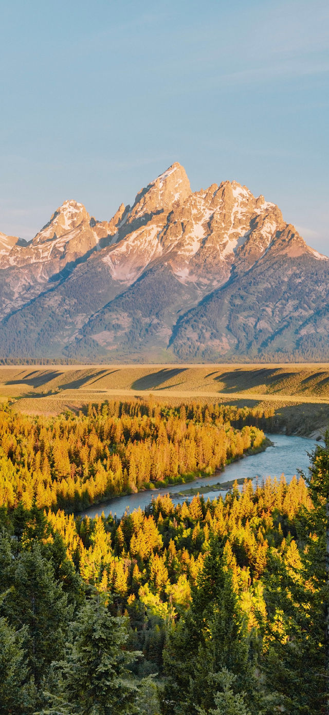 霜染亞布力：楓林藏小徑，暖居枕秋聲