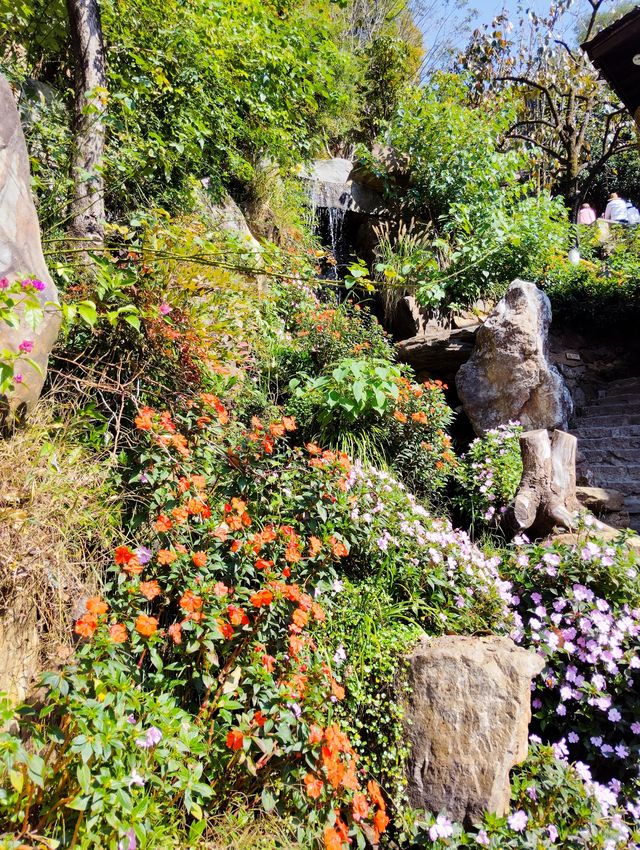 婺源篁嶺：曬出來的千年詩意 當金秋的陽光灑在篁嶺的黛瓦上，一幅流動的千年畫卷就此展開。婺源這座「中