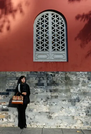 Nanjing Gulou Park Ginkgo｜Red Wall Light and Shadow + Ancient and Modern in One Frame