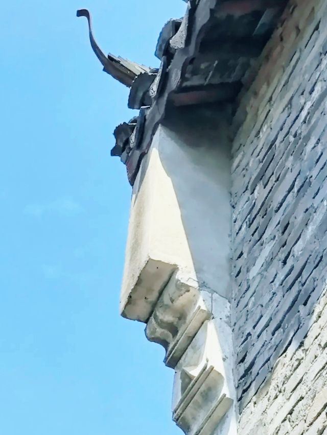 唐代楊氏家族在此修建的橋樑，連接南北，成為古鎮的象徵