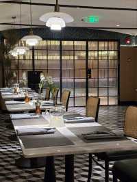 Отель с изысканным рестораном внутри.