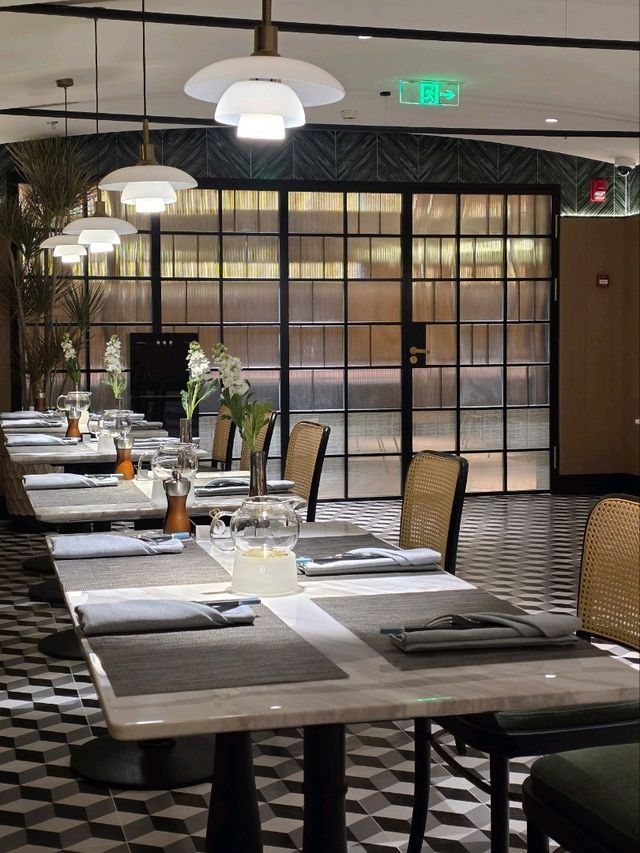 Отель с изысканным рестораном внутри. Отель с изысканным рестораном внутри.