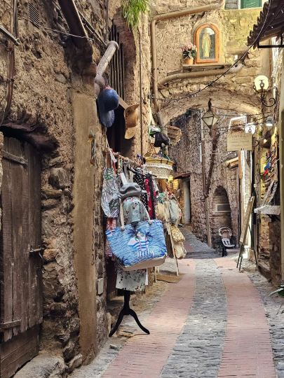 イタリアのモネの絵に隠された中世の古い町！五つの漁村よりも癒される