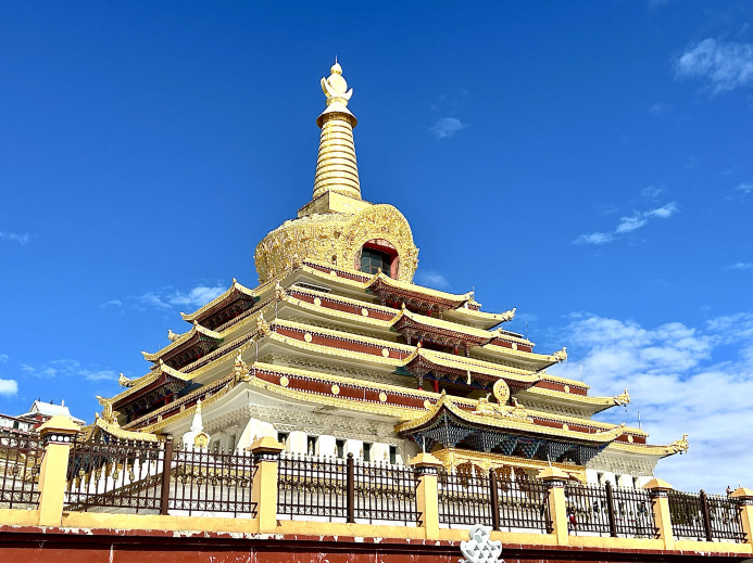 色達名寺は山に依り建てられた荘厳な仏の地で、金碧輝煌の「色達東嘎寺