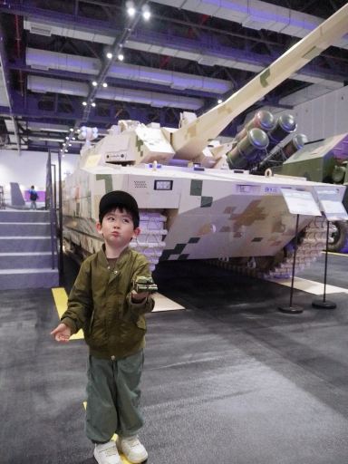 Hangzhou's New Family Hotspot! Touching Lunar Soil and Driving