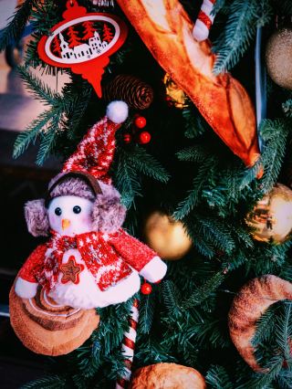 Christmas wreaths and warm yellow brick walls, blending the gentle dusk of the small town