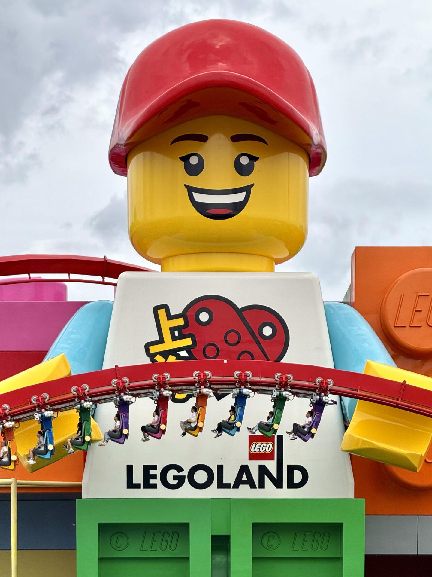Nhớ mang theo ô dù cho trò chơi Legoland Rainstorm Adventure nhé, nhưng đừng quên như tôi!