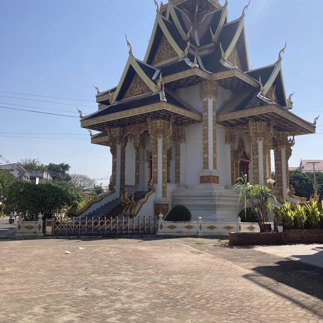 街中歩いてると突然現れる寺院っぽい柱！？Vientiane City Pillar (Hor Lak Muang)