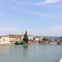 Adige แม่น้ำสวยใส ใจกลางเวโรน่า อิตาลี