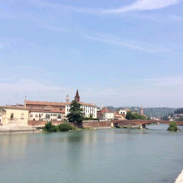 Adige แม่น้ำสวยใส ใจกลางเวโรน่า อิตาลี