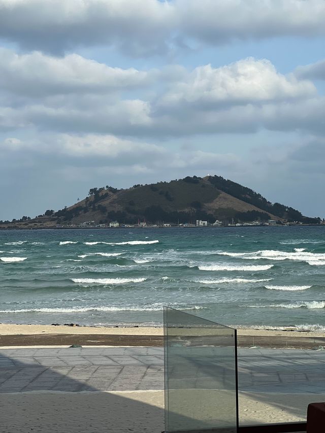 제주바다가 그림처럼 펼쳐지는 호텔컨셉 카페
