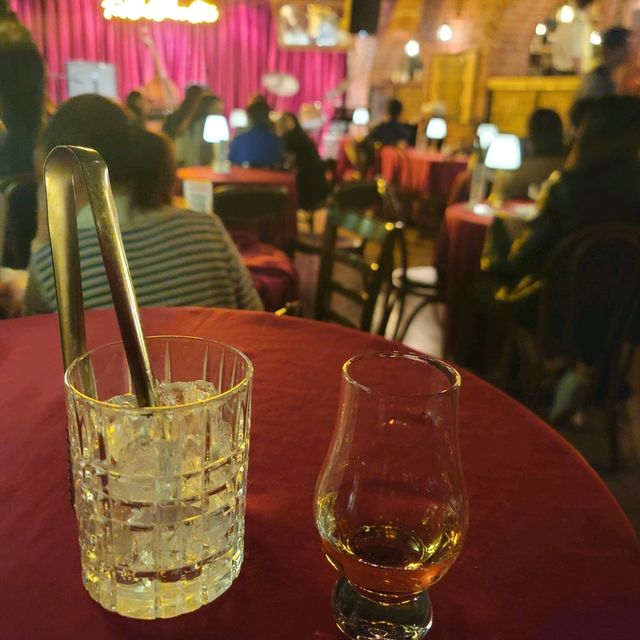 몽골 울란바토르의 아름다운 재즈바 Fat Cat Jazz Club