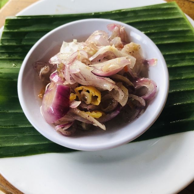 往瑪雅烏布酒店十字路口、有停車場的大型印尼餐廳Warung Mina Ubud