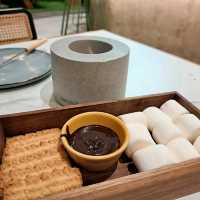 露營主題餐廳，燒朱古力棉花糖