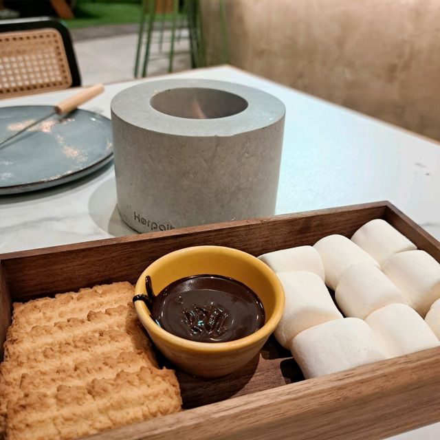 露營主題餐廳，燒朱古力棉花糖