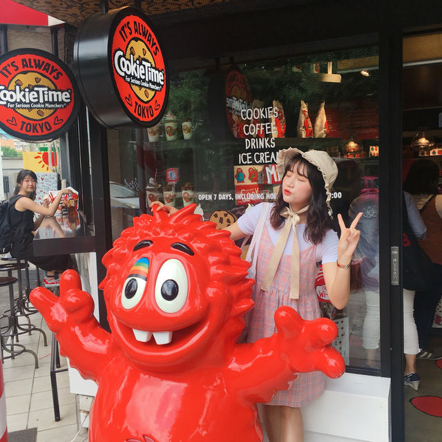 도쿄 하라주쿠의 귀여운 쿠키몬스터가 있는 카페🍪