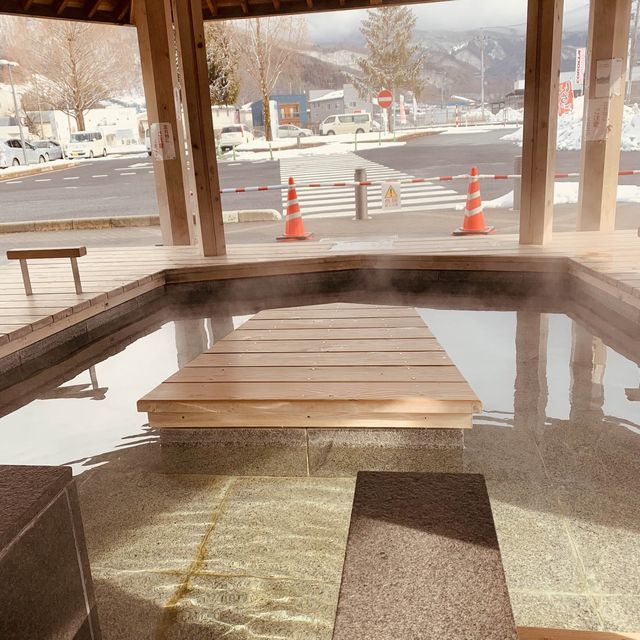 【山形】冬でも雪でもあったまる足湯　“駒の湯”