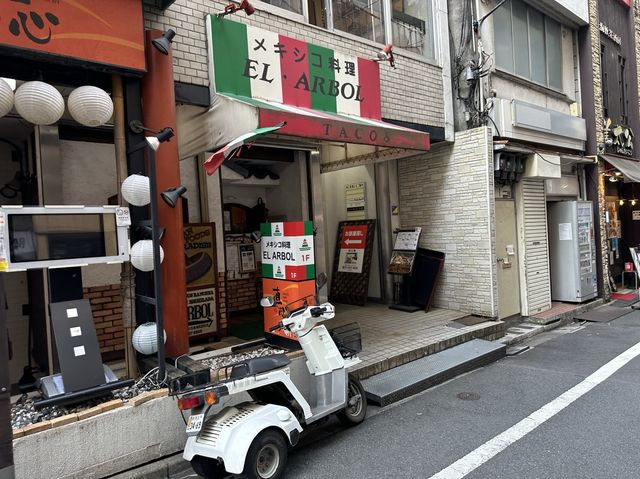 東京・四谷。四ツ谷駅すぐの飲食店街『しんみち通り』