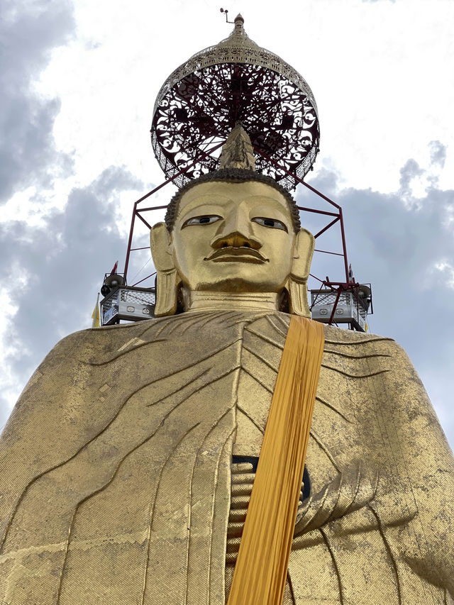 กราบหลวงพ่อโต ณ วัดอินทรวิหาร (พระอารามหลวง)