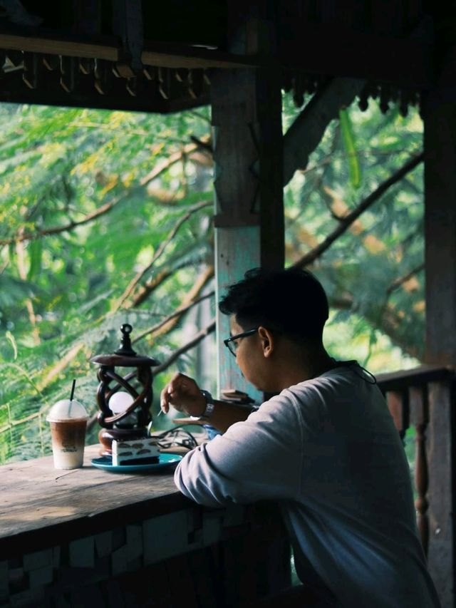 คาเฟ่กลางป่า☘️ วิวภูเขาล้อม แต่อยู่ใกล้ทะเล🌊