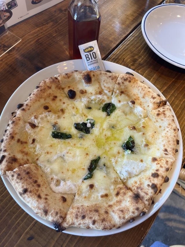 【福岡】オシャレな店内に薪窯ピッツァが美味しい本格イタリアンレストラン